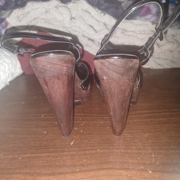 Black patent leather Prada t strap wooden pumps with semi pointed toes - Picture 12 of 15